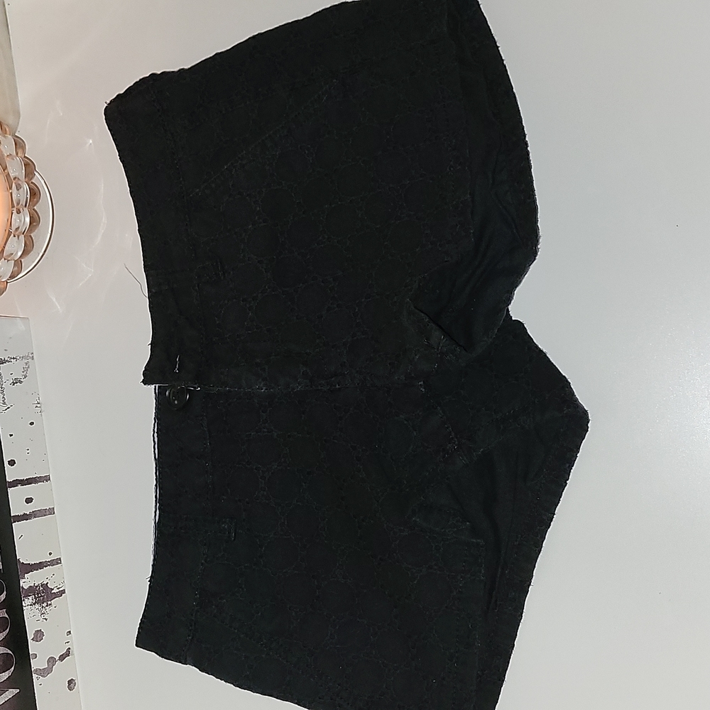 SO Chino shortie shorts in perforated black, sz 1
